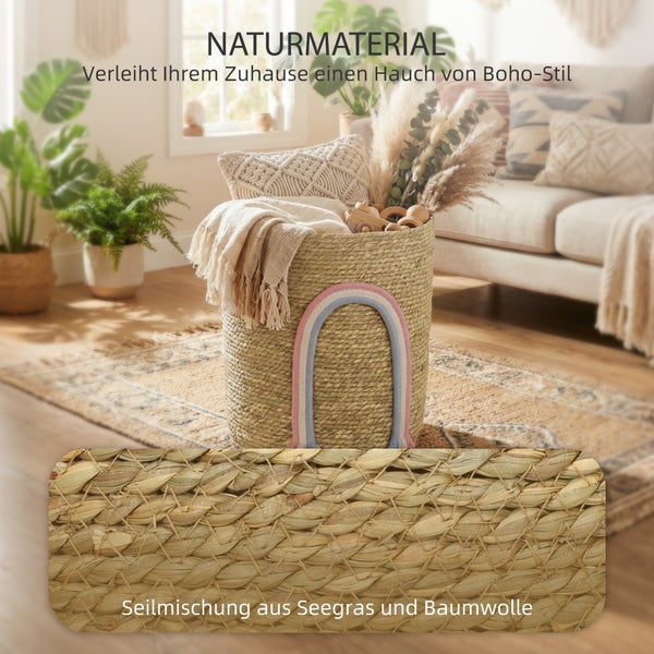 Geflochtener Aufbewahrungskorb aus Seegras und Baumwolle mit Regenbogen-Motiv in einem hellen Wohnzimmer im Boho-Stil.