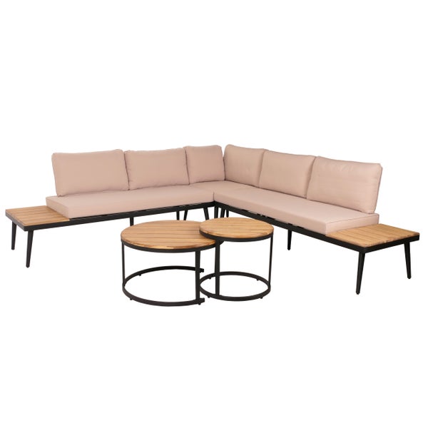 Garten-Lounge-Set aus Metall und Holz bestehend aus Ecksofa mit beigen Polstern, integrierten Seitenablagen und zwei runden Couchtischen.