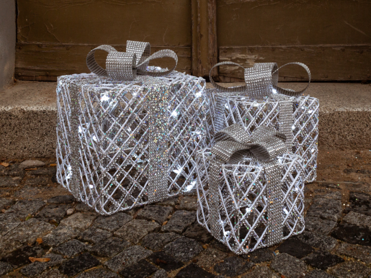 Drei leuchtende Geschenkkartons mit glitzerndem Schleifendekor als Weihnachtsdekoration für den Innen- und Außenbereich.