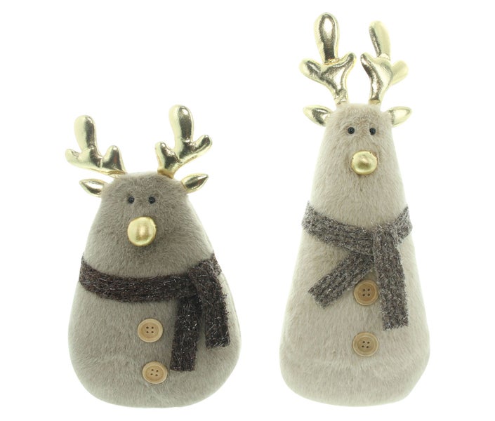 Zwei Plüsch Rentier Figuren mit Schal und Geweih als weihnachtliche Dekoration.