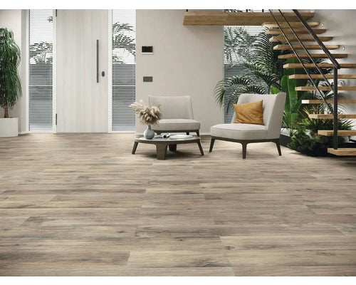 Holzoptik-Fliesen in einem hellen Wohnraum mit Treppe und Sitzgelegenheiten