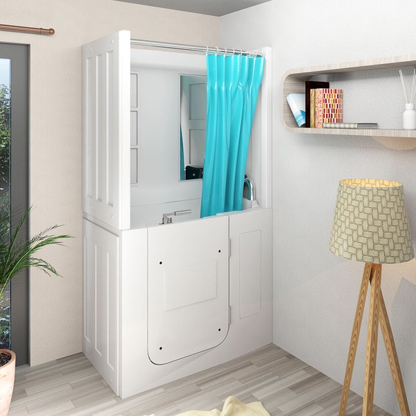Begehbare Badewanne mit Einstiegstür, Duschvorhang und integrierten Seitenwänden in einem hellen Raum mit Stehlampe und Wandregal.