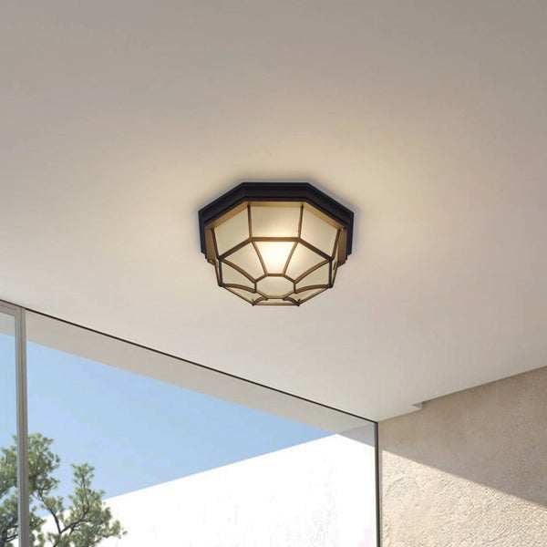 Achteckige Außen-Deckenleuchte aus schwarzem Metall mit mattiertem Glas und Schutzgitter, montiert an einer Decke im Außenbereich.
