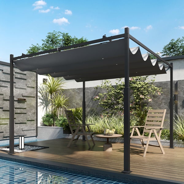 Pergola aus dunklem Metall mit ausziehbarem Sonnendach auf Holzterrasse am Pool mit zwei Holzsesseln und Beistelltisch.