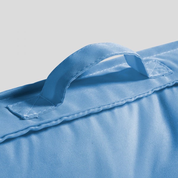 Nahaufnahme eines Tragegriffs aus blauem Polyestergewebe mit sichtbaren Nähten.