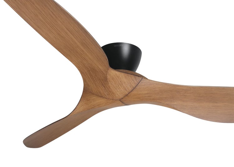 Deckenventilator mit drei geformten Rotorblättern in Holzoptik und Motorgehäuse von Lucci Air