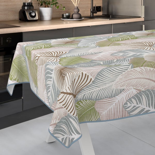 Tischdecke mit Blätterdruck auf Küchentisch