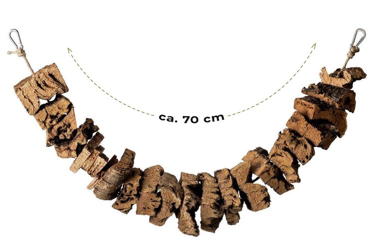 Hängebrücke für Vögel und Nager aus Naturkork auf einem Seil mit Karabinerhaken, Länge circa 70 Zentimeter.