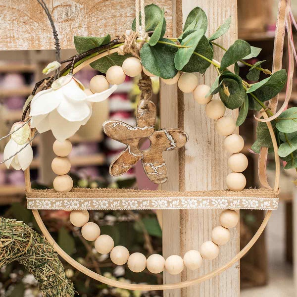 Dekorativer Kranz mit Holzkugeln, Blume, Blättern und Holzanhänger