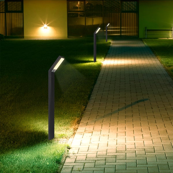 Beleuchteter Weg mit mehreren Wegeleuchten im Außenbereich.