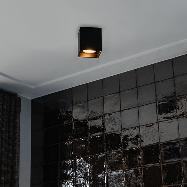 Deckenleuchte aus Metall im Badezimmer