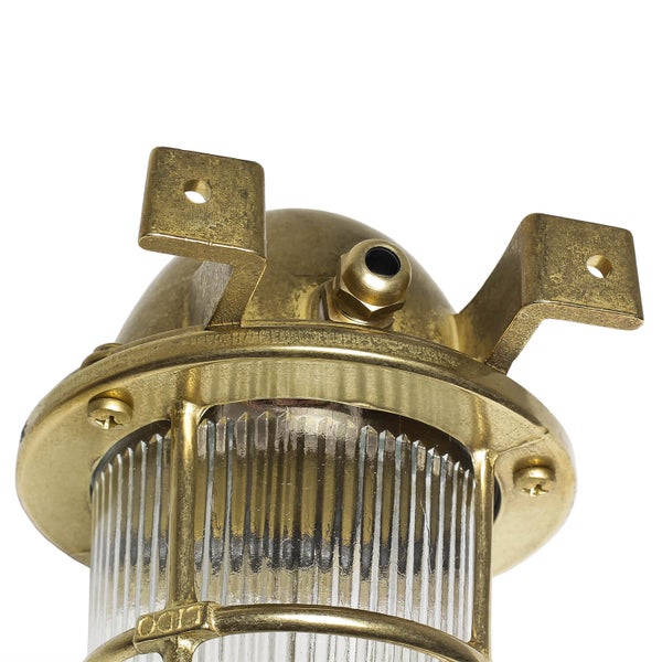 Nahaufnahme einer messingfarbenen Schiffslampe mit Schutzkorb