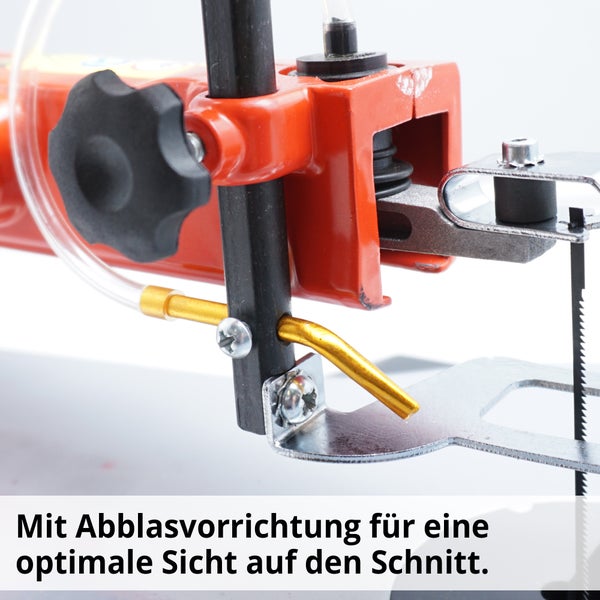 Detailansicht einer Dekupiersäge mit Absaugvorrichtung für optimale Sicht auf den Schnitt