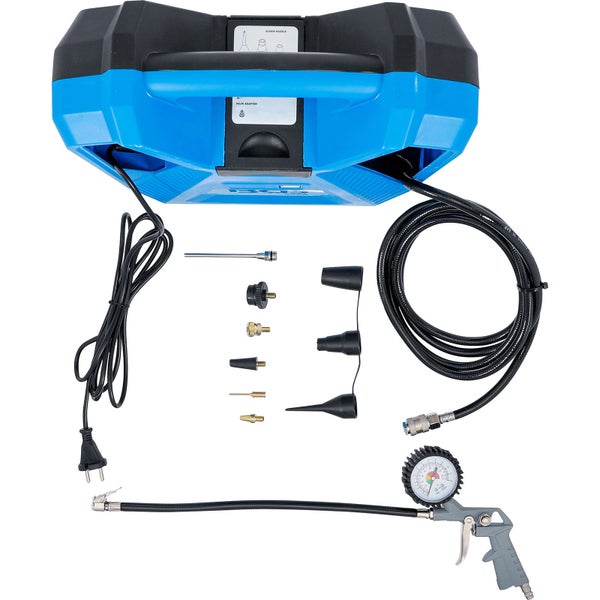 Druckluft-Kompressor-Set mit Netzkabel, Luftschlauch, Reifenfüllmessgerät und verschiedenen Düsenadaptern.