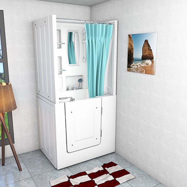 Weiße Sitzbadewanne mit Tür und integrierter Duschkabine, Spiegel, Ablagen und hellblauem Duschvorhang in einem modernen Badezimmer.