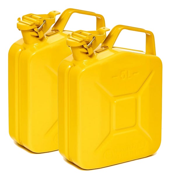 Zwei gelbe Kraftstoffkanister mit einem Fassungsvermögen von je 5 Litern.