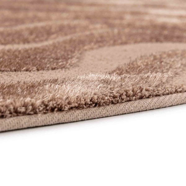 Hochflor-Teppich mit Wellenstruktur und sichtbarer Kante.