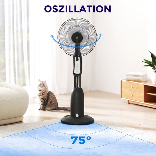 Schwarzer Standventilator mit Sprühnebelfunktion und 75 Grad Oszillation in hellem, modernem Wohnzimmer mit Sofa, Schrank und Katze.