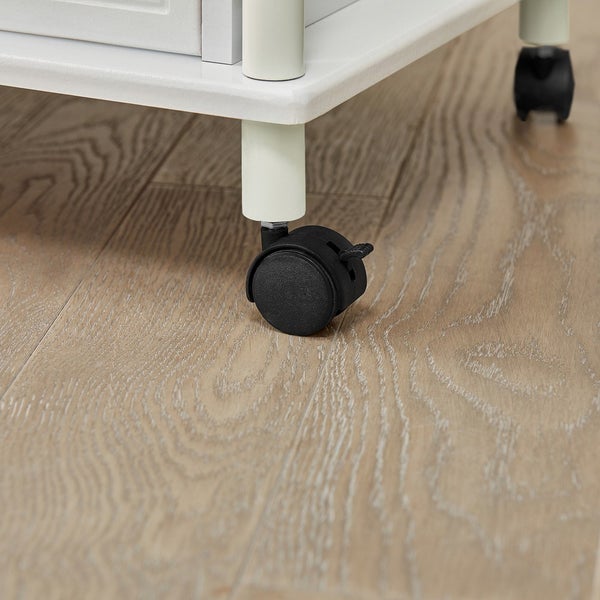 Rolle eines Möbelstücks auf einem Holzboden