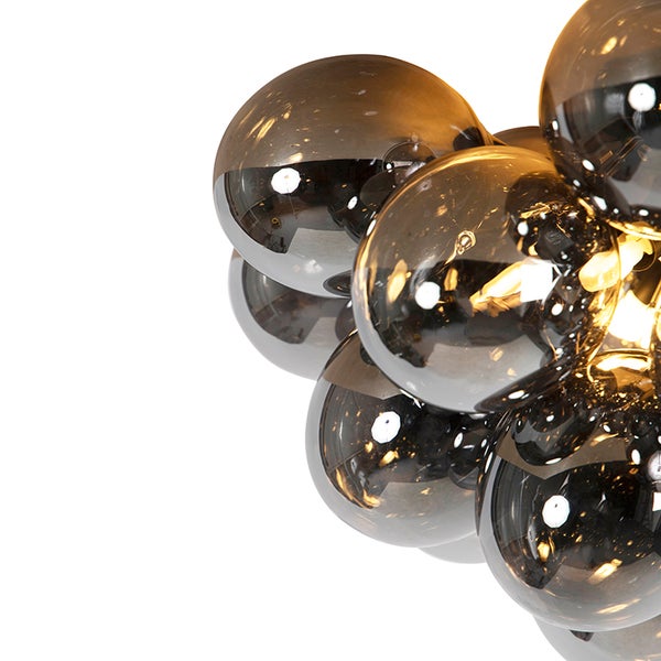 Nahaufnahme einer modernen Lampe mit kugelförmigen Glaskörpern