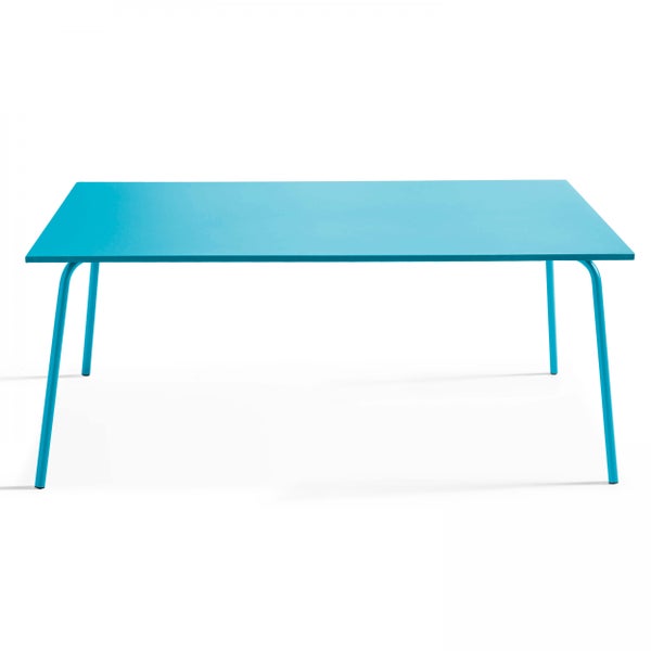 Rechteckiger Gartentisch aus Metall in Blau mit schmalen Beinen.