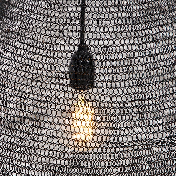 Nahaufnahme einer Hängelampe mit einem Schirm aus Metallringen und einer Glühbirne