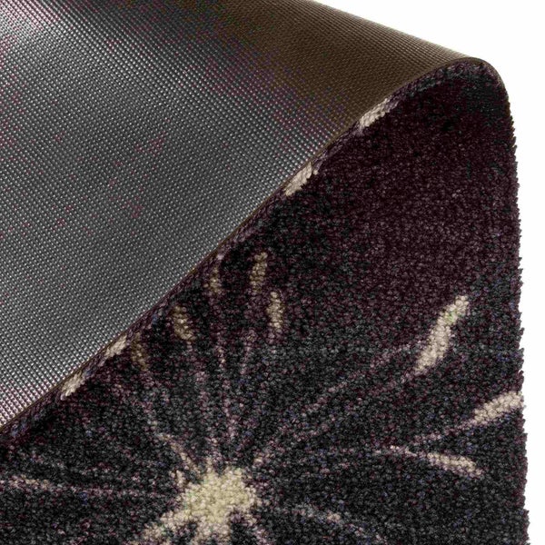 Detailansicht einer Fußmatte mit Muster und rutschfester Rückseite