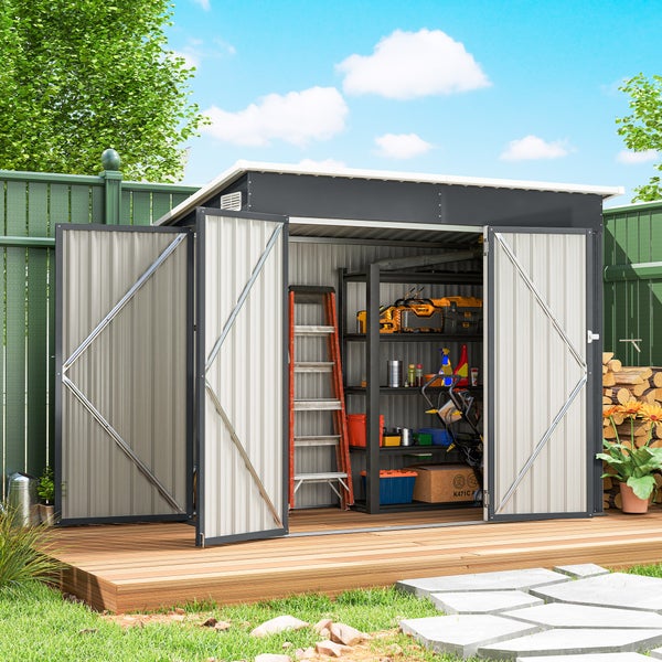 Organisiertes Metallgerätehaus mit offenen Doppeltüren, Innenregal, Leiter und Gartengeräten auf einer hellen Holzterrasse im Garten.