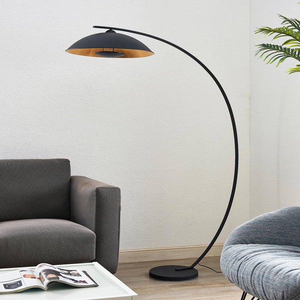 Bogenlampe mit rundem Lampenschirm in einem Wohnzimmer
