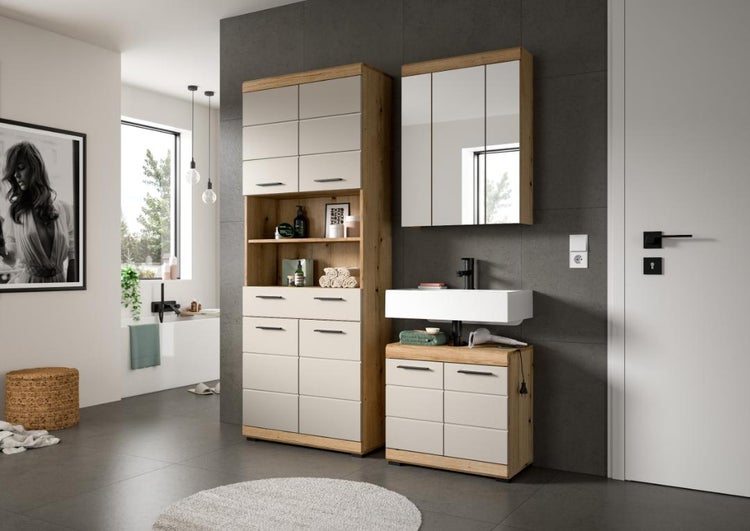 Modernes, organisiertes Badezimmerset in Eichenoptik mit weißen Fronten, bestehend aus Hochschrank, Waschbeckenunterschrank und Spiegelschrank.