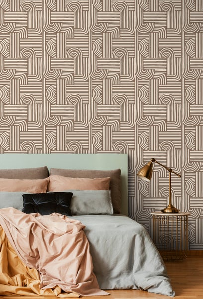 Schlafzimmer mit geometrischer Mustertapete und Nachttischlampe