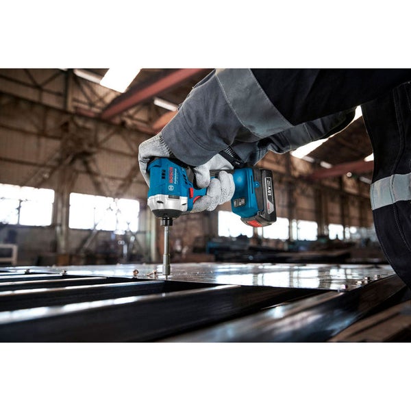 Akku-Schlagschrauber im Einsatz bei der Arbeit