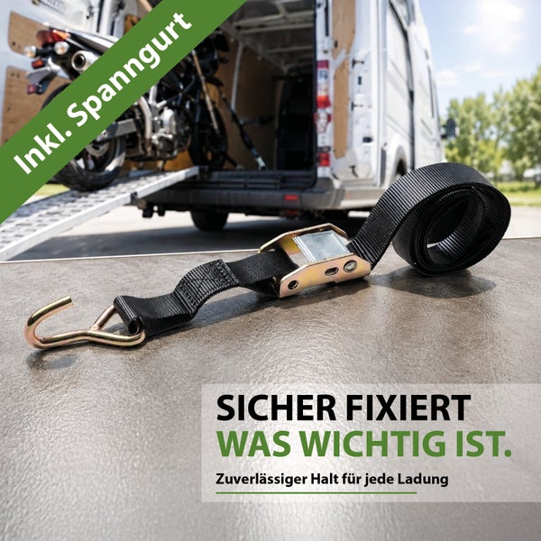 Schwarzer Spanngurt mit Ratsche und Haken zur Ladungssicherung eines Motorrads in einem Lieferwagen.