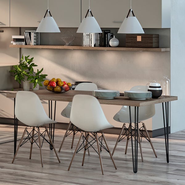 Moderner Essbereich mit Holztisch, Stühlen mit Metallbeinen und Pendelleuchten in einer stilvollen Wohnküche.