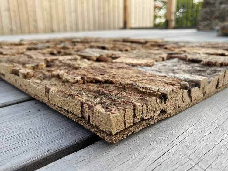Kork-Wandpaneel aus Naturrinde mit stark strukturierter Oberfläche, Detailansicht der Kante.