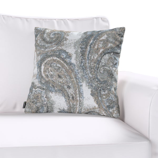 Dekokissen mit Paisleymuster auf einem Sofa