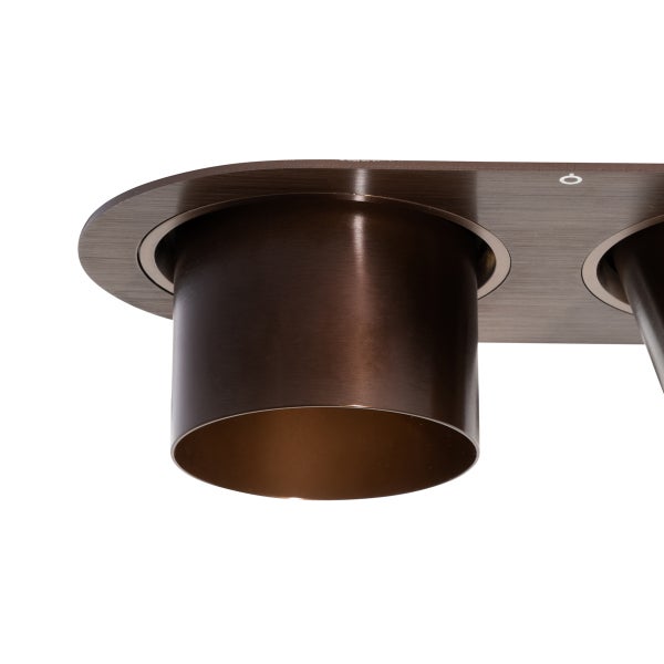 Nahaufnahme eines zylindrischen Deckenstrahlers mit gebürsteter Metalloberfläche in Bronze-Optik.