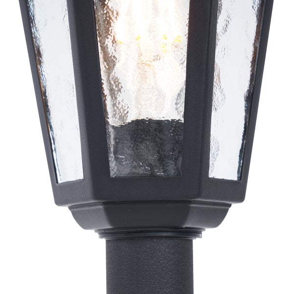 Detailaufnahme einer schwarzen Außenleuchte in Laternenform mit strukturierten Glasscheiben aus Aluminium.