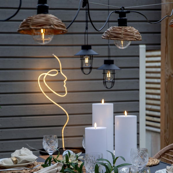 Perfekt für umweltbewusste Kinder: Kinder sammeln Müll mit Greifzange, Symbol für Recycling