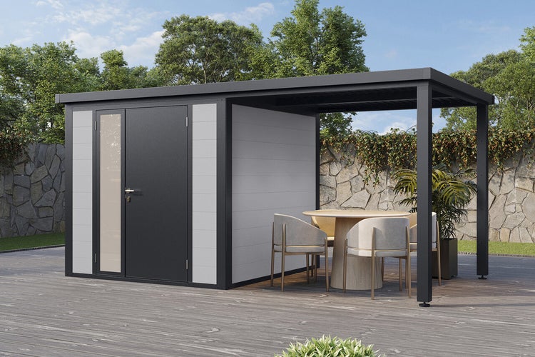 Modernes Gartenhaus aus Metall mit integriertem Terrassendach und seitlichem Zugang mit Fenster auf einer Holzterrasse im Garten.