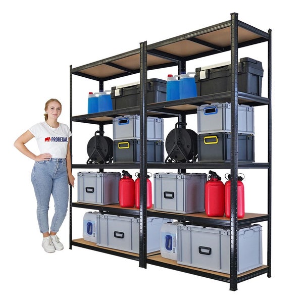 Zwei Metallregale mit mehreren Ebenen, beladen mit Lagerboxen, Kanistern und Kabeltrommeln