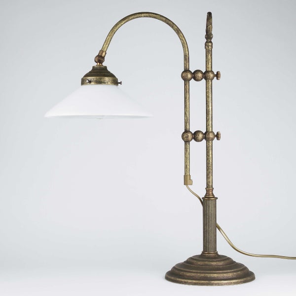 Tischleuchte aus Metall mit Glasschirm