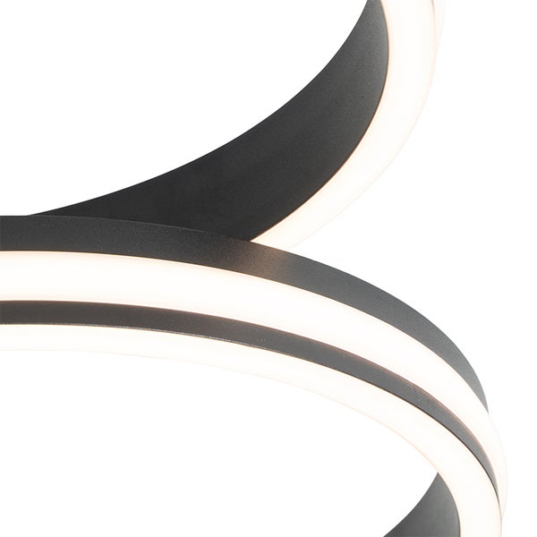 Detailaufnahme einer LED Deckenleuchte mit geschwungenem Design