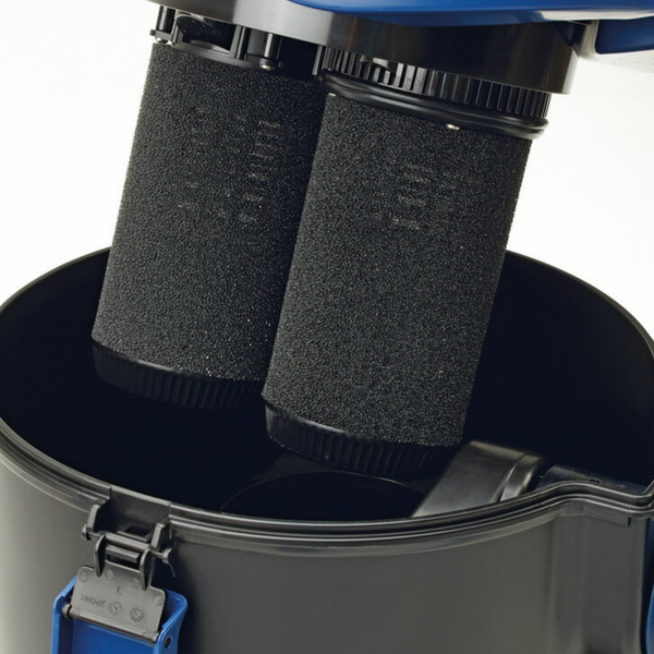 Zwei zylindrische Schaumstofffilter für einen Teichfilter in einer geöffneten Filterkammer.