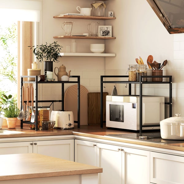 Moderne helle Küche mit zwei schwarzen Metall-Küchenregalen auf einer Holzarbeitsplatte über einer Mikrowelle und einem Toaster.
