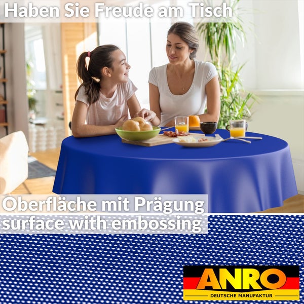 Rundes blaues Tischtuch mit geprägter Oberfläche in einer Wohnraumszene mit Mutter und Kind an einem gedeckten Tisch. ANRO Logo.
