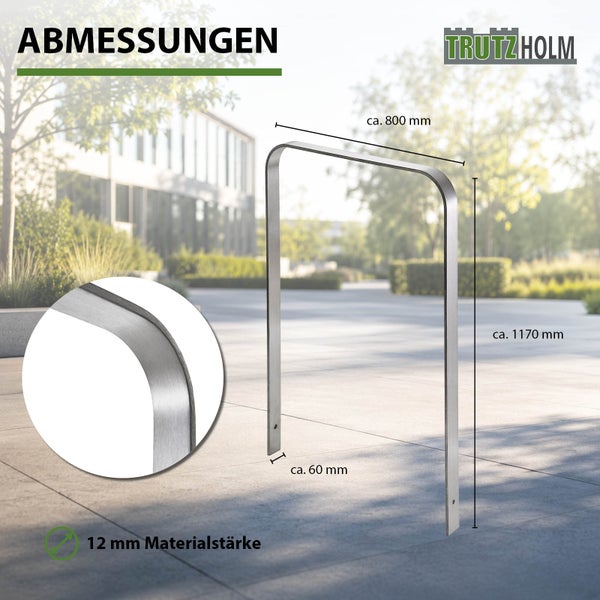 Trutzholm Anlehnbügel aus Metall als Baumschutz in einem Gartenbereich installiert.