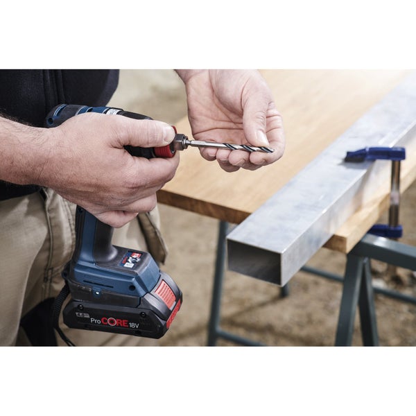 Aufsatz eines Metallbohrers in einen Akku-Bohrschrauber