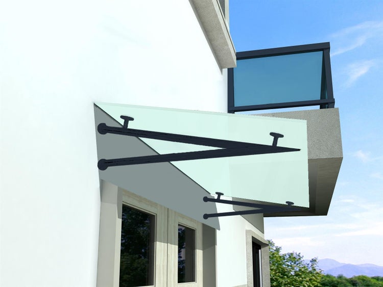 Modernes Glasvordach mit schwarzen Metallträgern über einer Haustür an einer Hauswand montiert.