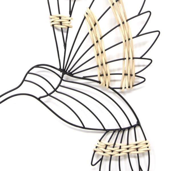 Detailansicht einer Wanddekoration Kolibri aus Metalldraht mit geflochtenen Elementen.